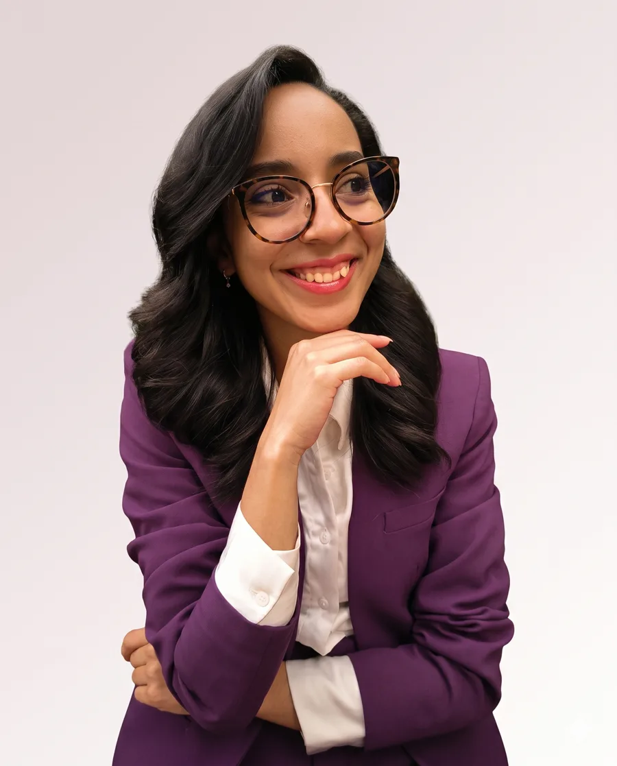 Valentina Cuadrado, fundadora de Keller, sonriendo en un traje ciruela